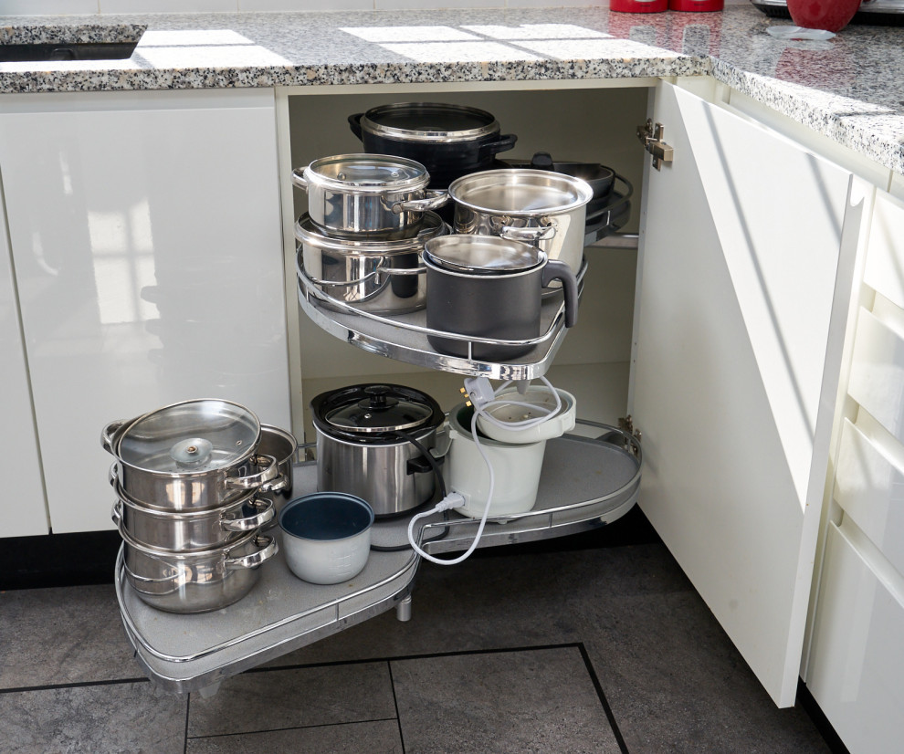 Foto på ett mellanstort funkis grå kök, med en nedsänkt diskho, luckor med glaspanel, vita skåp, granitbänkskiva, svarta vitvaror, linoleumgolv och grått golv