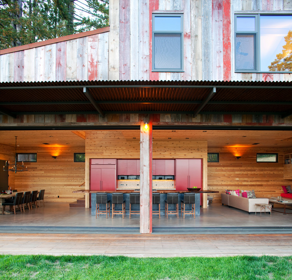 Idee per una cucina moderna di medie dimensioni con ante a filo, ante rosse e paraspruzzi beige