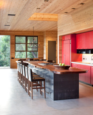 Пример оригинального дизайна: прямая кухня среднего размера в стиле модернизм с обеденным столом, красными фасадами, бежевым фартуком, островом, накладной мойкой, цветной техникой и полом из сланца