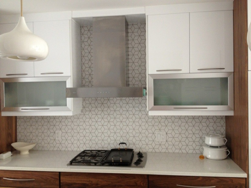 Retro kitchen in Edmonton with white splashback and ceramic splashback.