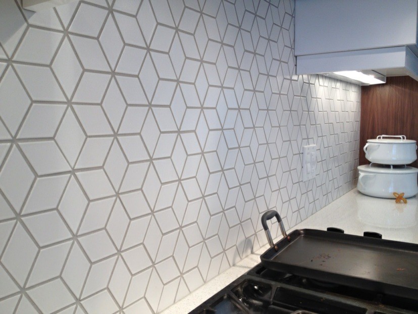 Retro Küche mit Küchenrückwand in Weiß und Rückwand aus Keramikfliesen in Edmonton