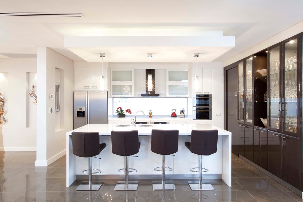 Zweizeilige Moderne Küche mit Unterbauwaschbecken, flächenbündigen Schrankfronten, weißen Schränken und Küchengeräten aus Edelstahl in Perth