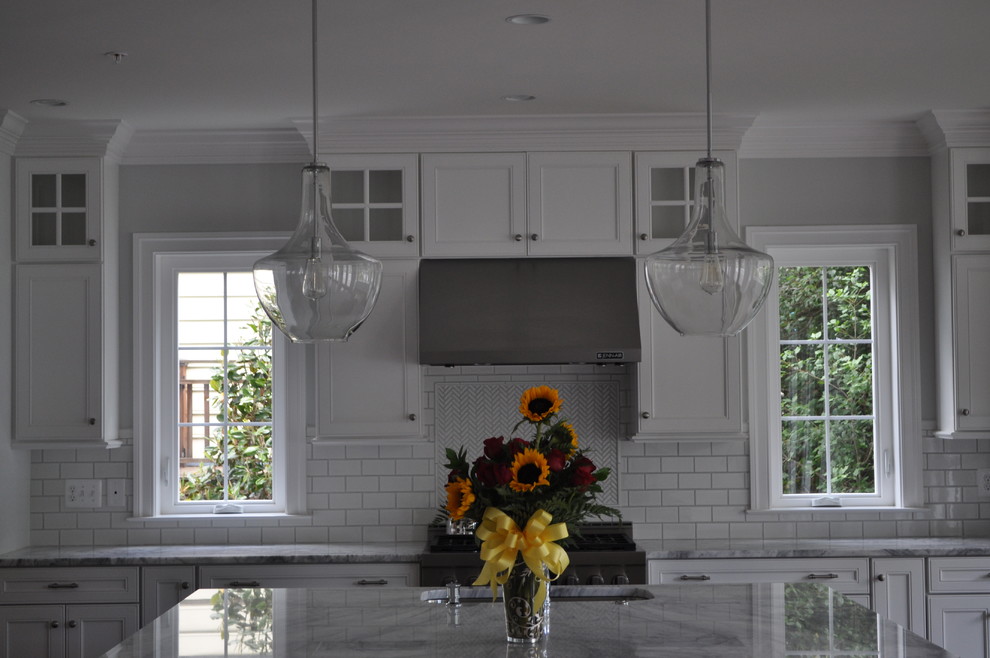 Einzeilige Klassische Wohnküche mit Quarzit-Arbeitsplatte, Küchenrückwand in Weiß, Rückwand aus Metrofliesen und Kücheninsel in Washington, D.C.