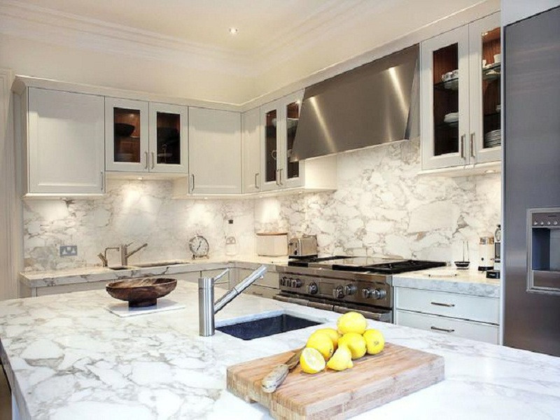 Landhausstil Küche mit Marmor-Arbeitsplatte und weißer Arbeitsplatte in London