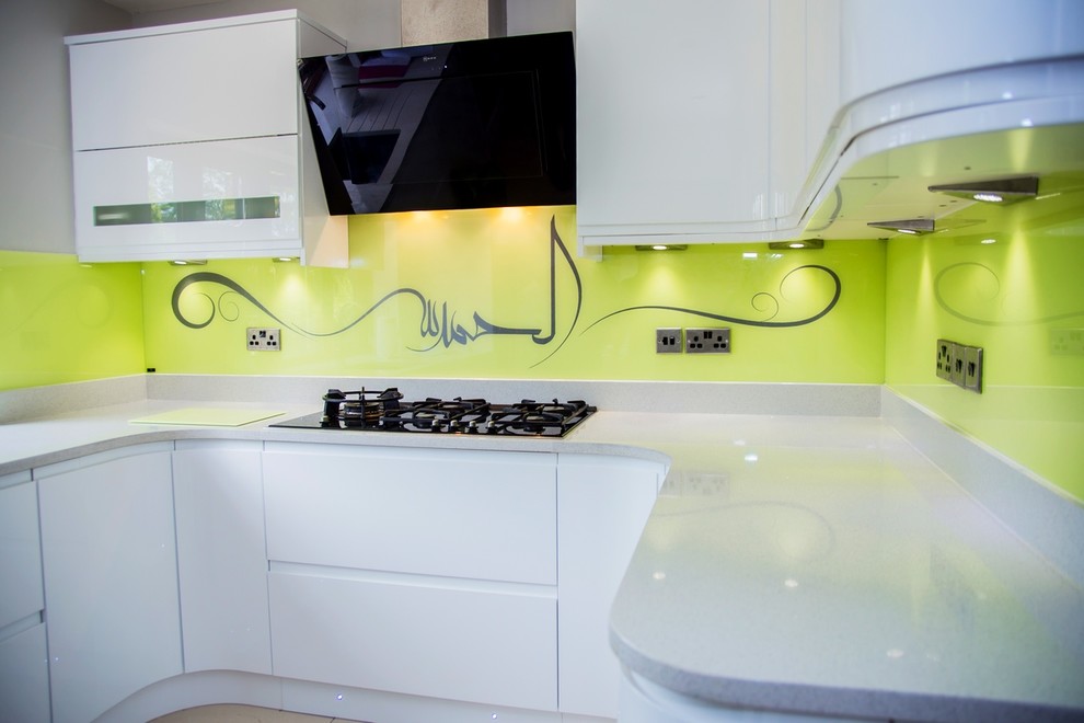 Moderne Küche mit Küchenrückwand in Gelb und Glasrückwand in Hertfordshire