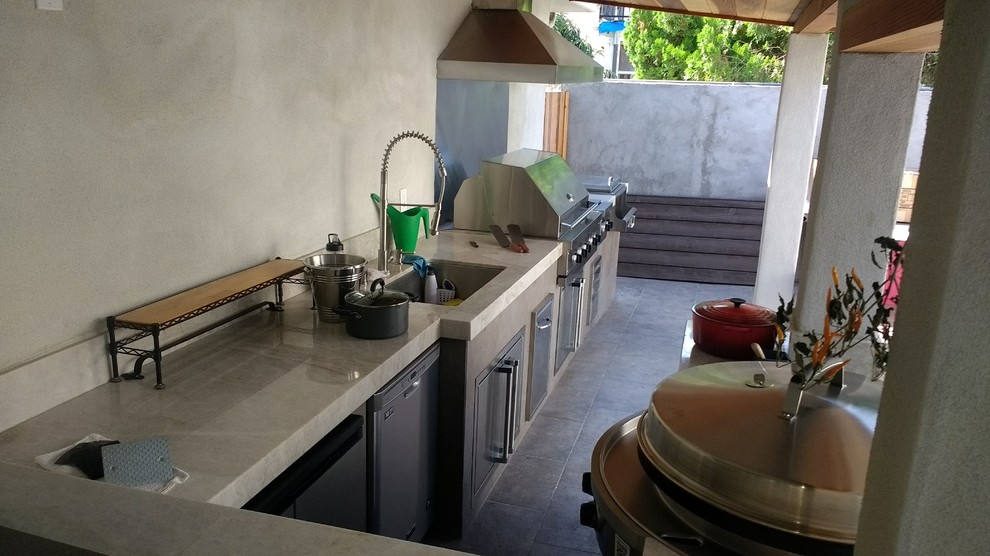 Mittelgroßer, Überdachter Moderner Patio hinter dem Haus mit Outdoor-Küche in Los Angeles