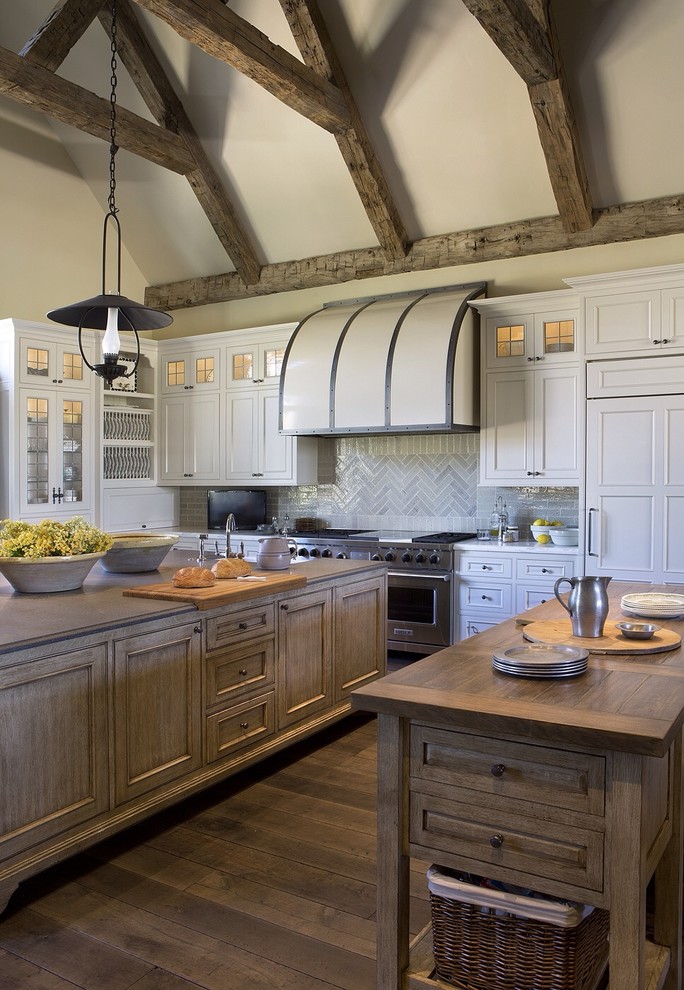 Inspiration för klassiska kök, med luckor med infälld panel, vita skåp, träbänkskiva, grått stänkskydd, integrerade vitvaror och mellanmörkt trägolv