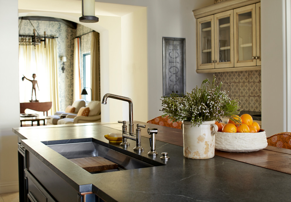 Foto på ett avskilt, mellanstort medelhavsstil parallellkök, med en undermonterad diskho, svarta skåp, träbänkskiva, flerfärgad stänkskydd, stänkskydd i keramik, rostfria vitvaror och en köksö