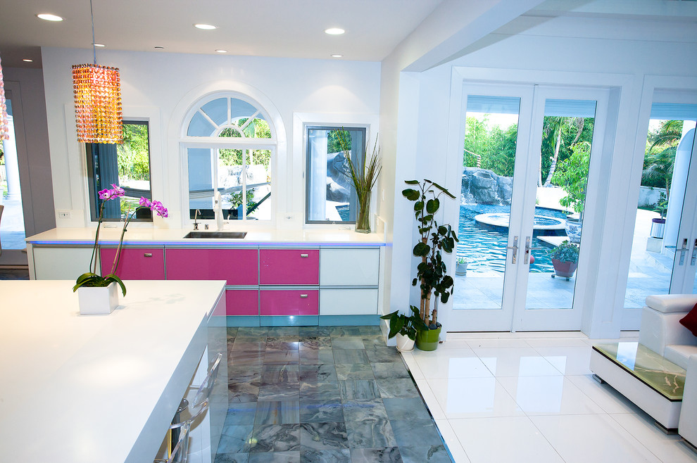 Modern inredning av ett stort kök och matrum, med en undermonterad diskho, luckor med glaspanel, bänkskiva i koppar, rosa stänkskydd, glaspanel som stänkskydd, rostfria vitvaror, klinkergolv i porslin och en köksö