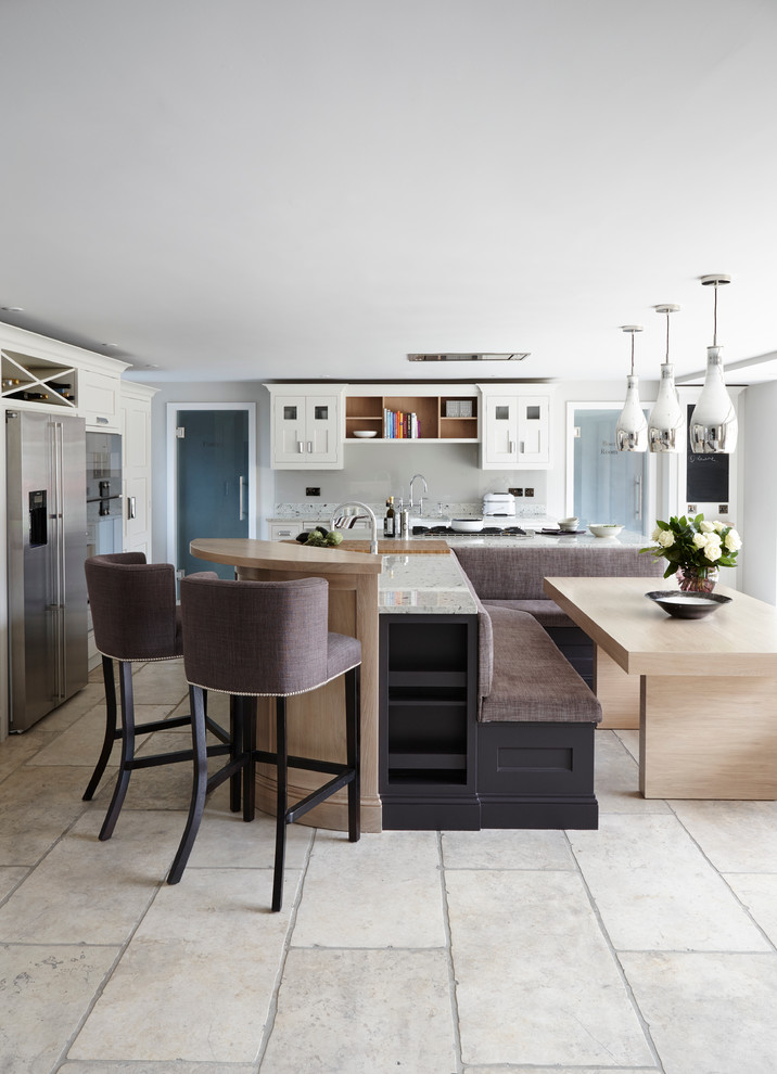 Offene Moderne Küche mit Küchengeräten aus Edelstahl, Kücheninsel, flächenbündigen Schrankfronten und Granit-Arbeitsplatte in London