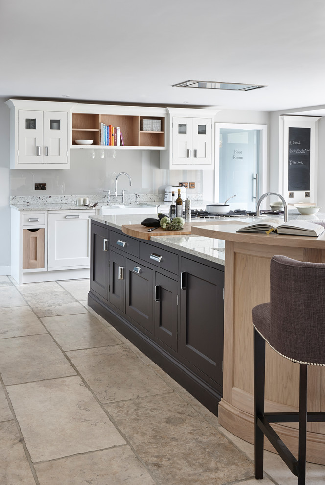 Exemple d'une grande cuisine ouverte tendance en L avec un plan de travail en granite, un électroménager en acier inoxydable et îlot.