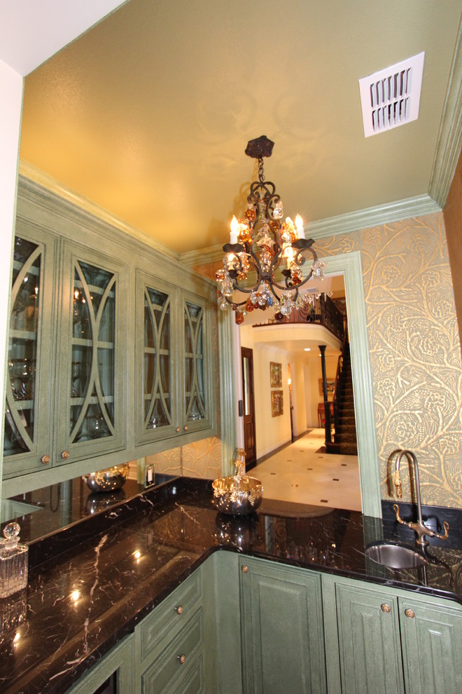 Idéer för ett mellanstort klassiskt kök, med en enkel diskho, luckor med upphöjd panel, gröna skåp, marmorbänkskiva, spegel som stänkskydd, mellanmörkt trägolv, integrerade vitvaror och brunt golv