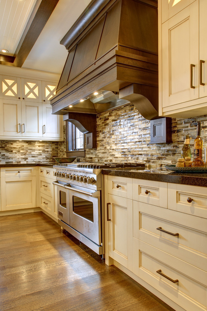 Inspiration for a classic kitchen in Calgary.