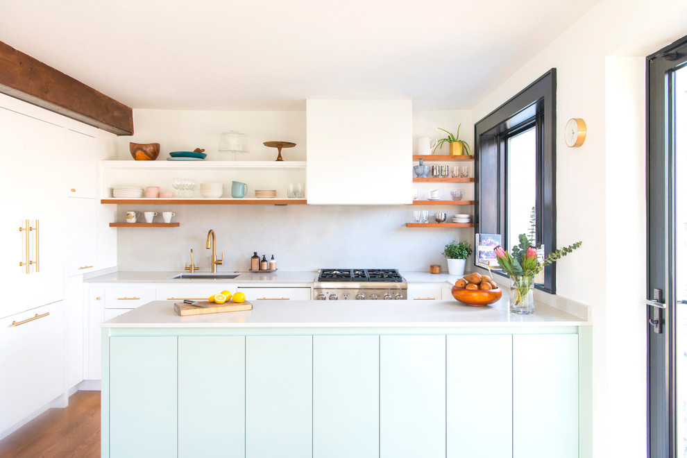 На фото: прямая кухня в современном стиле с плоскими фасадами, белыми фасадами, серым фартуком, паркетным полом среднего тона, полуостровом и коричневым полом с