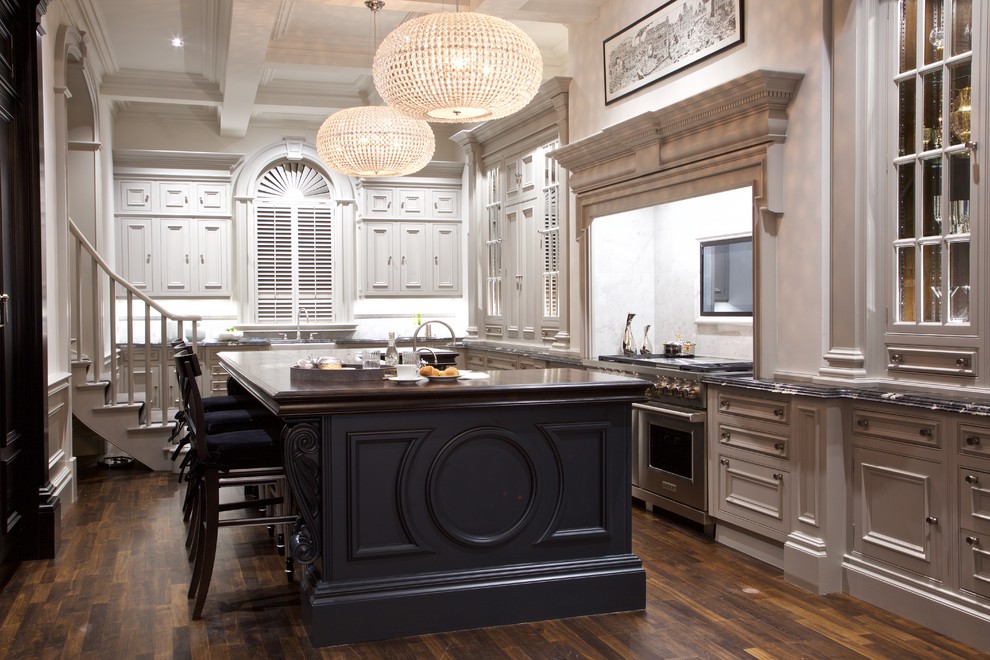 Exempel på ett stort klassiskt l-kök, med en dubbel diskho, luckor med upphöjd panel, granitbänkskiva, vitt stänkskydd, stänkskydd i marmor, mellanmörkt trägolv, en köksö och brunt golv