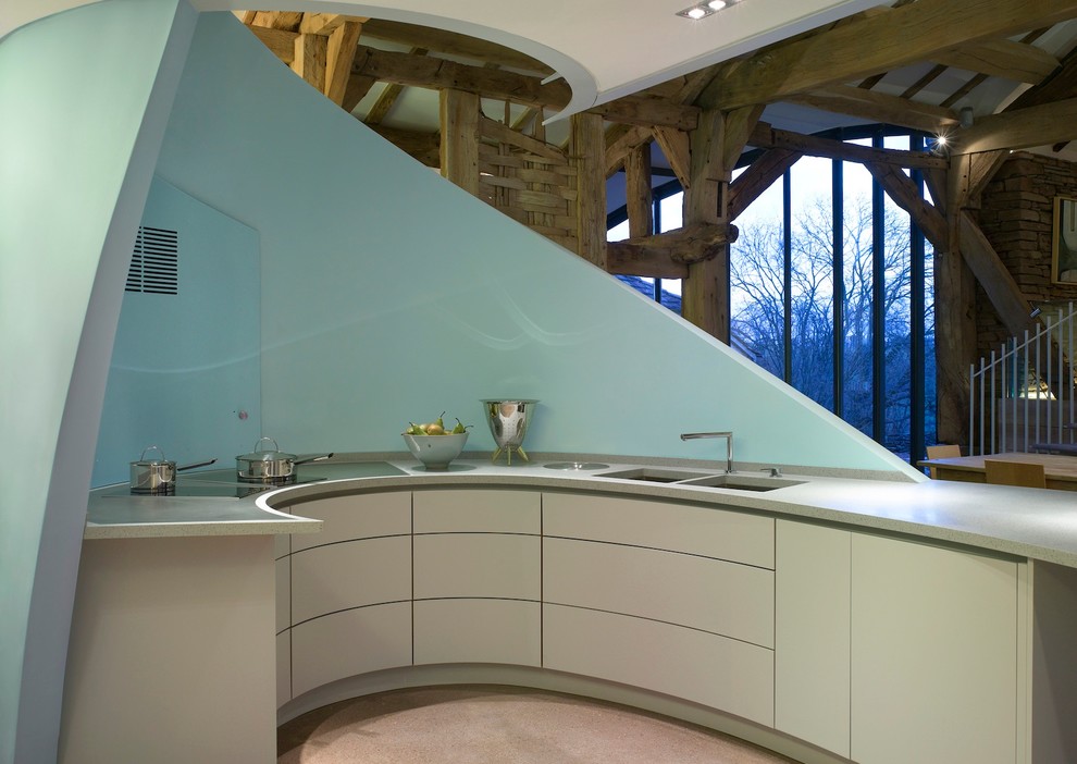 Foto de cocina contemporánea grande abierta con armarios con paneles lisos, puertas de armario azules, encimera de acrílico, electrodomésticos blancos y fregadero bajoencimera