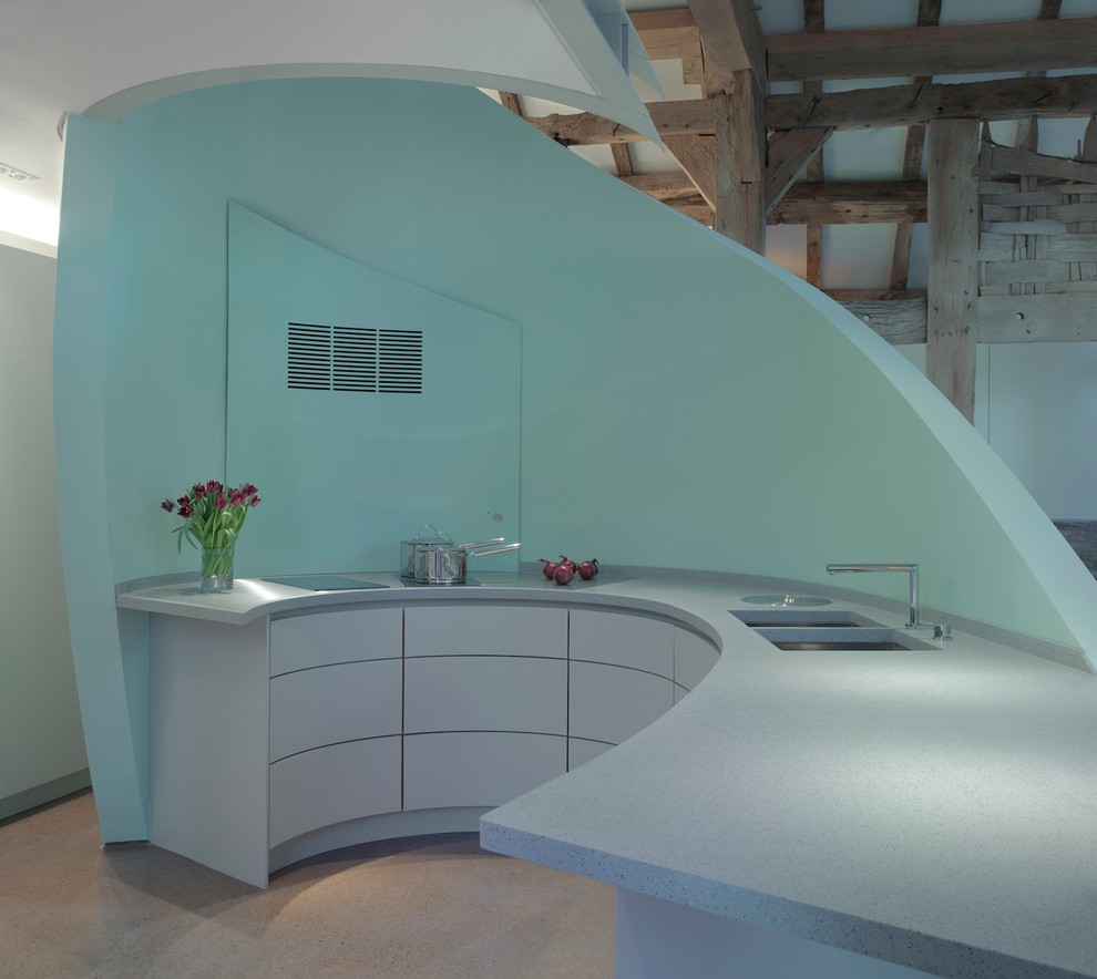 Modern inredning av ett stort kök med öppen planlösning, med släta luckor, blå skåp, bänkskiva i koppar, vita vitvaror och en undermonterad diskho