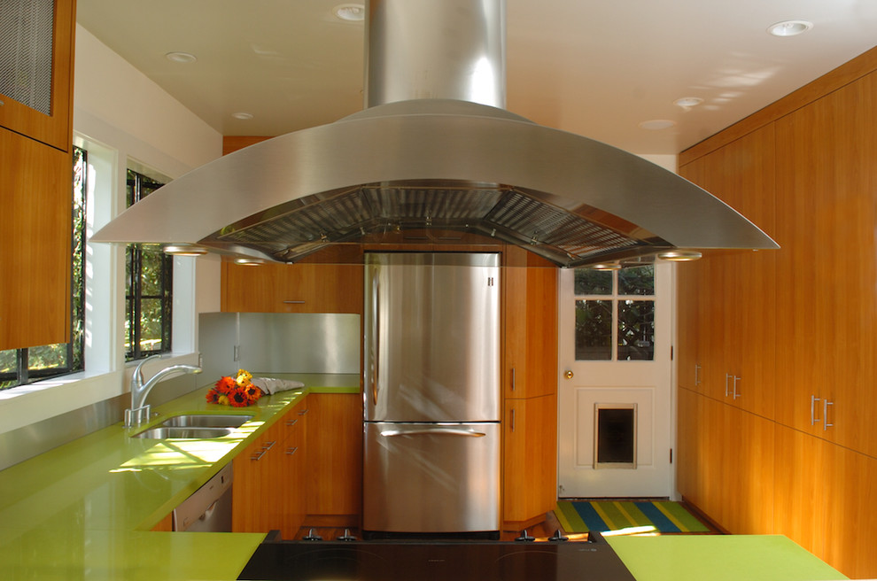 Inspiration för avskilda moderna grönt u-kök, med rostfria vitvaror, en dubbel diskho, släta luckor, skåp i mellenmörkt trä, bänkskiva i kvarts, stänkskydd med metallisk yta och stänkskydd i metallkakel