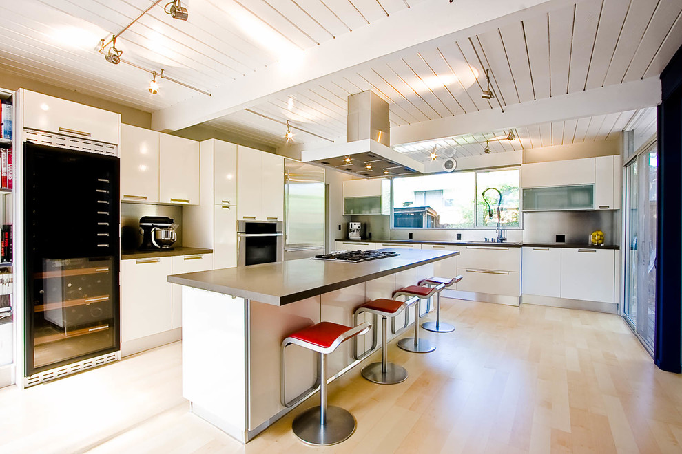 Moderne Küche in U-Form mit flächenbündigen Schrankfronten, weißen Schränken und Kücheninsel in San Francisco