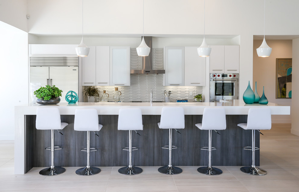 Moderne Küche mit flächenbündigen Schrankfronten, weißen Schränken, Küchenrückwand in Weiß, Küchengeräten aus Edelstahl und Kücheninsel in Sonstige