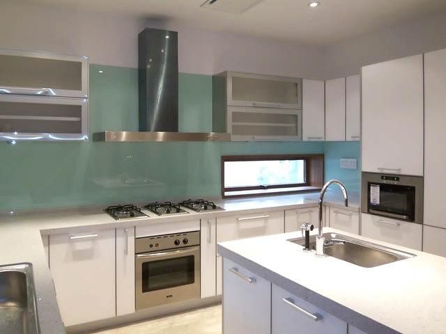 Kitchen - modern kitchen idea in New York
