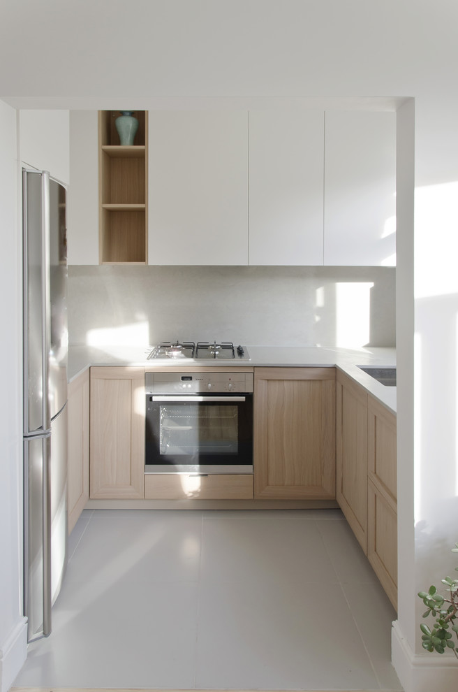 Kleine Landhausstil Küche ohne Insel in U-Form mit Kalkstein-Arbeitsplatte, Küchenrückwand in Grau, Kalk-Rückwand und Küchengeräten aus Edelstahl in London