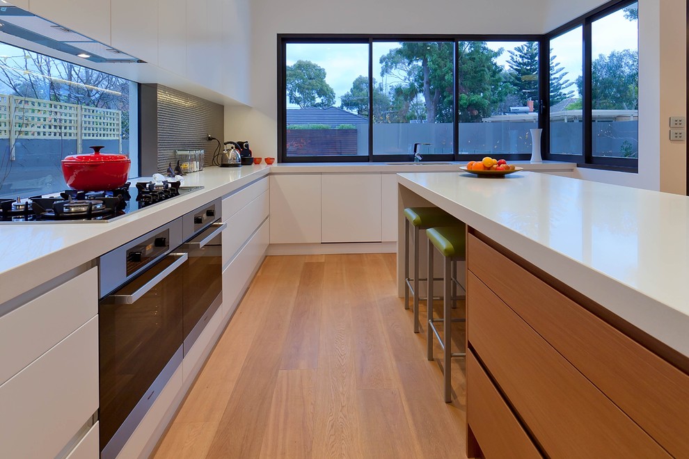 Kitchen - modern kitchen idea in Melbourne