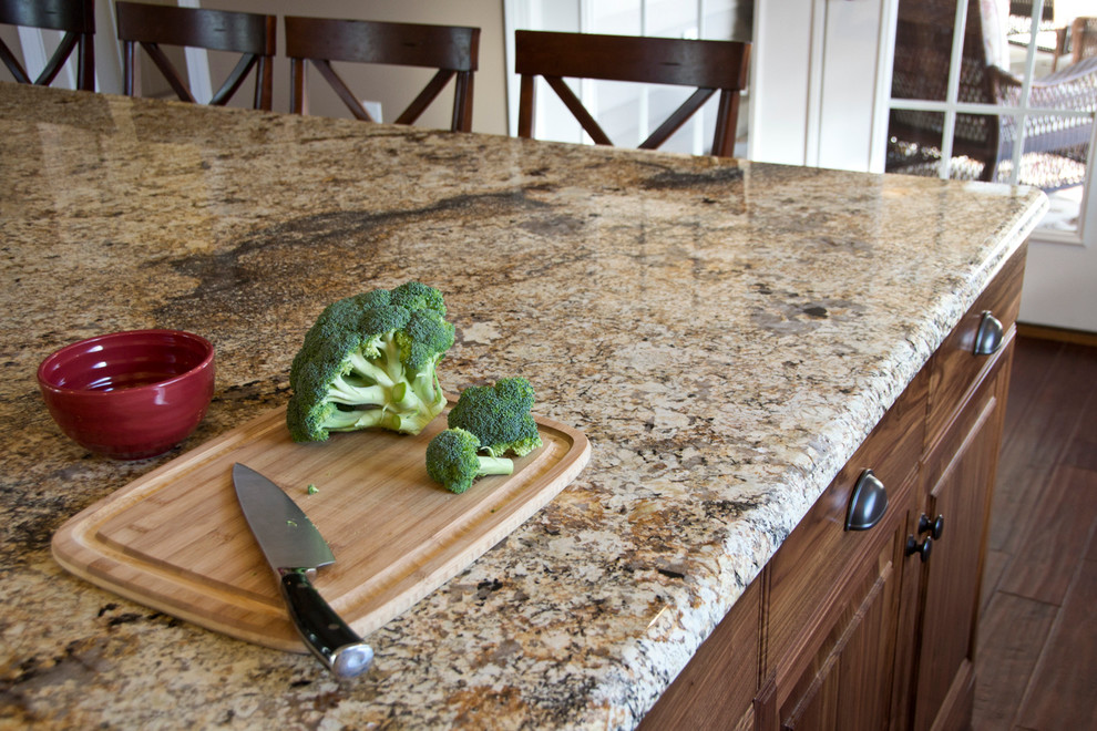 Foto di una cucina chic con lavello sottopiano, top in granito e elettrodomestici in acciaio inossidabile