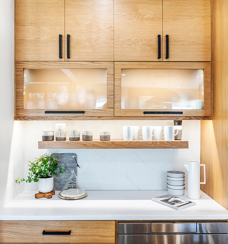 Foto de cocinas en L escandinava abierta con puertas de armario de madera clara, salpicadero blanco, electrodomésticos de acero inoxidable, suelo de madera oscura, una isla y encimeras negras