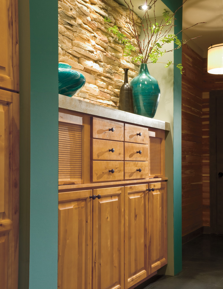 Diseño de cocina tradicional con armarios con paneles con relieve, puertas de armario de madera clara y salpicadero beige