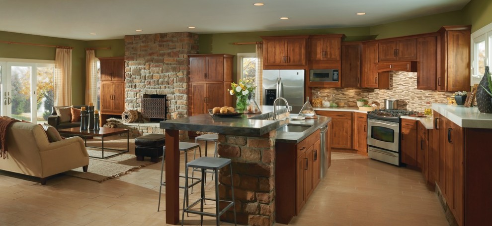 他の地域にある低価格の中くらいなラスティックスタイルのおしゃれなキッチン (中間色木目調キャビネット、ベージュキッチンパネル、シルバーの調理設備、セラミックタイルの床) の写真