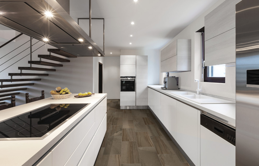 Zweizeilige Moderne Küche mit Einbauwaschbecken, flächenbündigen Schrankfronten, weißen Schränken und Kücheninsel in New York