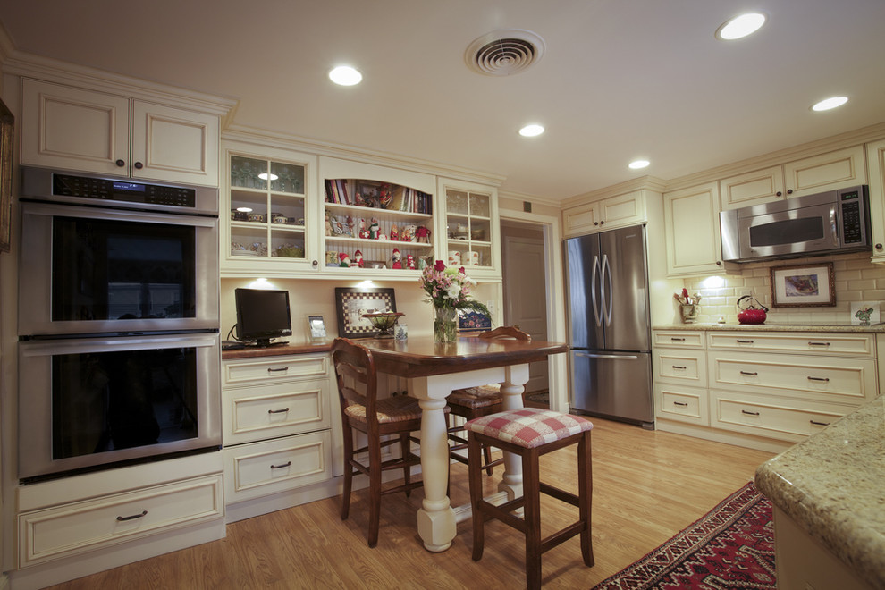 Стильный дизайн: кухня в классическом стиле с телевизором - последний тренд
