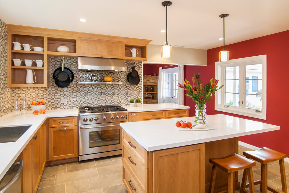 Exempel på ett mellanstort modernt kök, med en enkel diskho, luckor med infälld panel, skåp i mellenmörkt trä, bänkskiva i kvarts, flerfärgad stänkskydd, stänkskydd i glaskakel, rostfria vitvaror, klinkergolv i porslin och en köksö