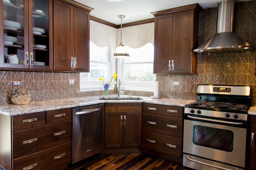 Kitchen - modern kitchen idea in Chicago