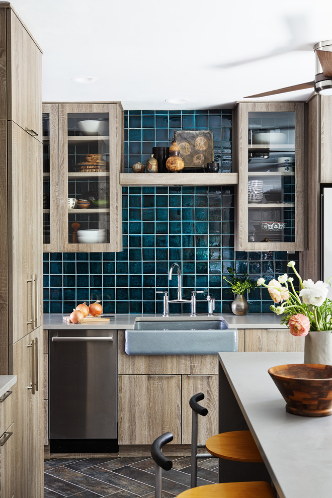 Immagine di un cucina con isola centrale industriale di medie dimensioni con ante marroni, paraspruzzi blu, elettrodomestici in acciaio inossidabile e top grigio
