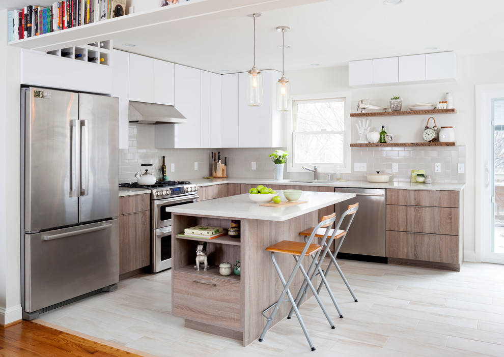 Immagine di una cucina chic di medie dimensioni con ante bianche, paraspruzzi bianco, paraspruzzi con piastrelle diamantate e elettrodomestici in acciaio inossidabile