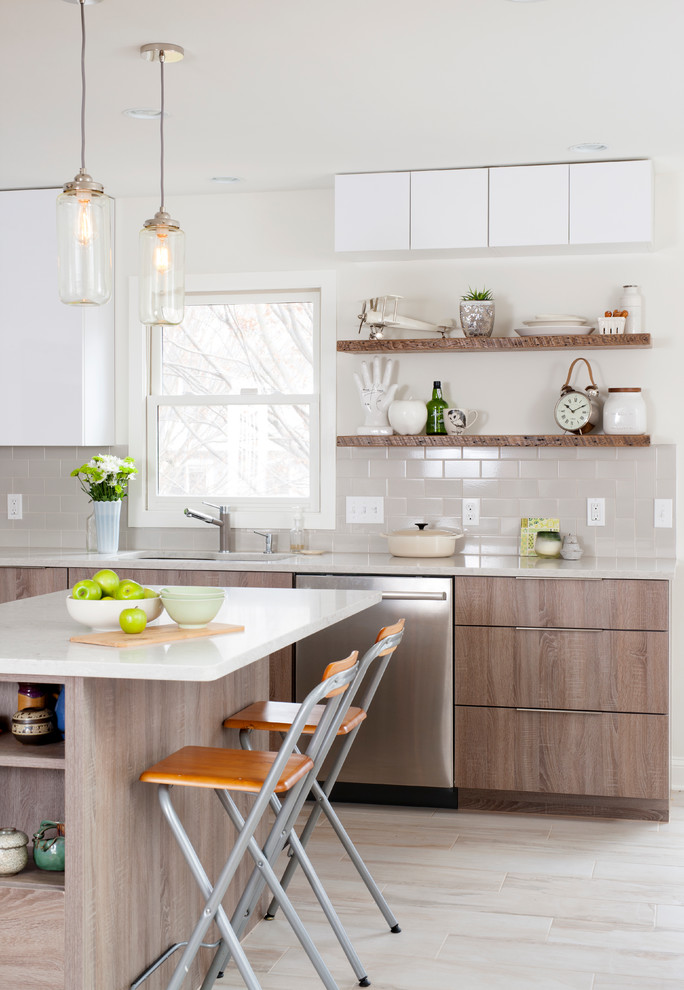 Foto di una cucina classica di medie dimensioni con ante bianche, paraspruzzi bianco, paraspruzzi con piastrelle diamantate e elettrodomestici in acciaio inossidabile