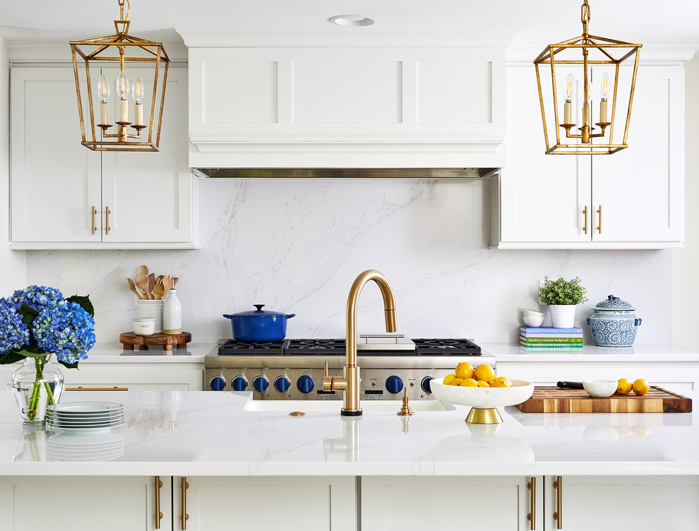 ワシントンD.C.にある広いトランジショナルスタイルのおしゃれなキッチン (フラットパネル扉のキャビネット、白いキャビネット、白いキッチンパネル、シルバーの調理設備、無垢フローリング、白いキッチンカウンター) の写真