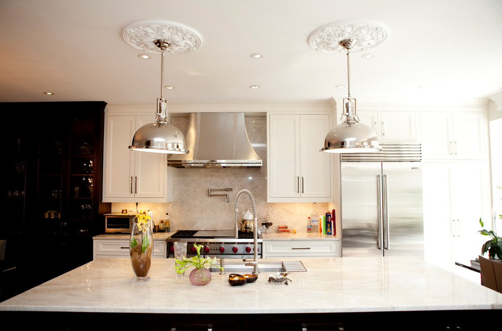 Свежая идея для дизайна: кухня в современном стиле с белыми фасадами - отличное фото интерьера