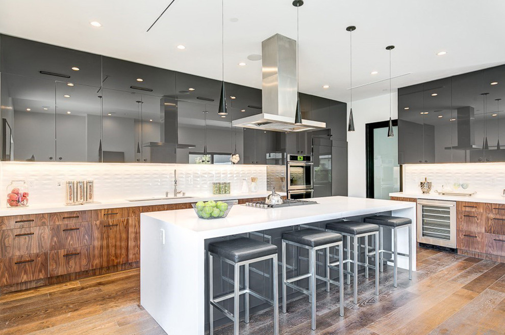 Bild på ett mellanstort funkis kök, med en undermonterad diskho, släta luckor, svarta skåp, bänkskiva i koppar, vitt stänkskydd, stänkskydd i cementkakel, rostfria vitvaror, mellanmörkt trägolv, en köksö och brunt golv