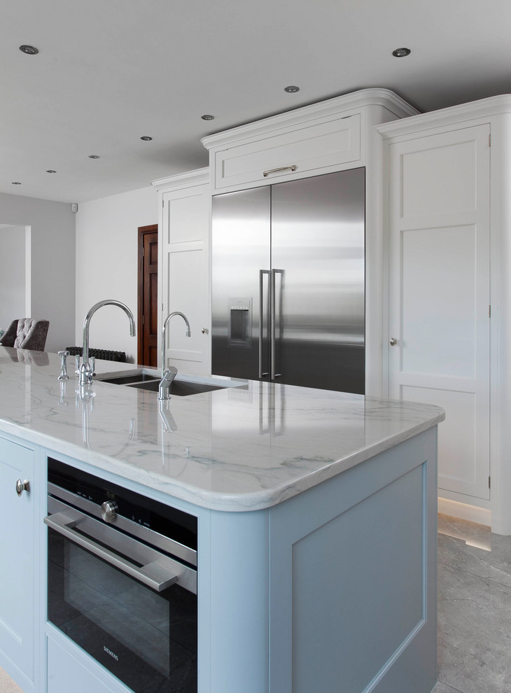 Exempel på ett mellanstort klassiskt kök, med en integrerad diskho, skåp i shakerstil, blå skåp, marmorbänkskiva, grått stänkskydd, stänkskydd i marmor, rostfria vitvaror, klinkergolv i porslin, en köksö och grått golv