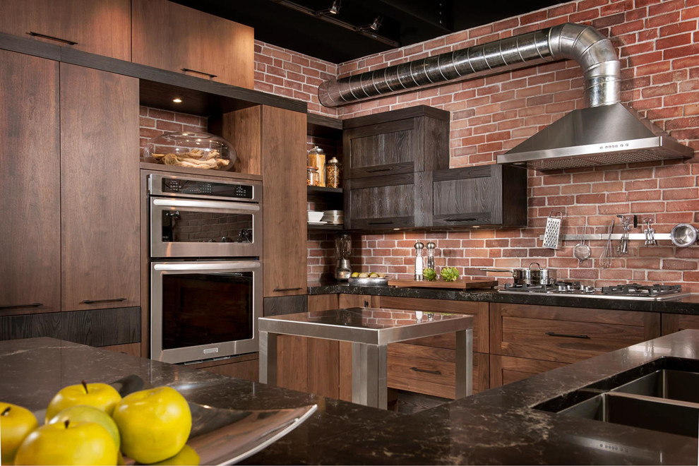モントリオールにある広いインダストリアルスタイルのおしゃれなキッチン (ダブルシンク、珪岩カウンター、シルバーの調理設備) の写真