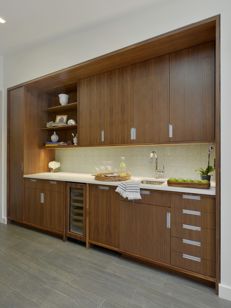 Foto de cocina retro con fregadero bajoencimera, armarios con paneles lisos y puertas de armario de madera en tonos medios
