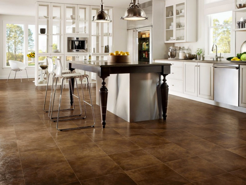 Immagine di una grande cucina classica con lavello sottopiano, ante con bugna sagomata, ante bianche, pavimento in vinile e pavimento marrone