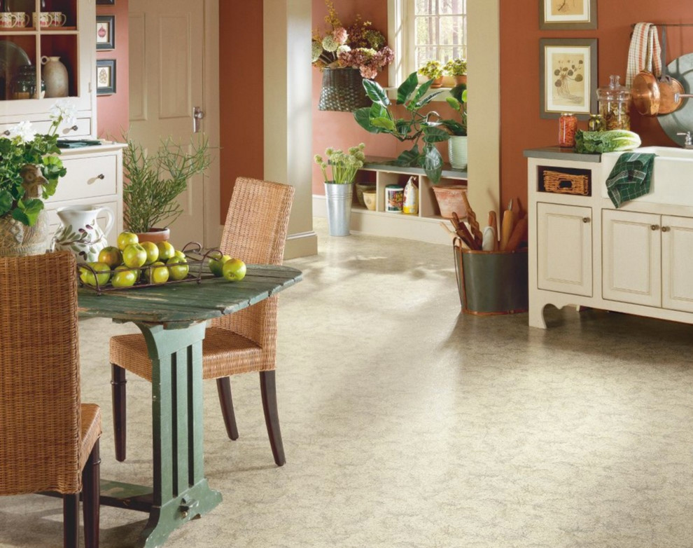 Ispirazione per una cucina american style di medie dimensioni con lavello stile country, ante in stile shaker, ante bianche, top in superficie solida, paraspruzzi grigio, paraspruzzi con piastrelle in ceramica, elettrodomestici in acciaio inossidabile e pavimento in vinile