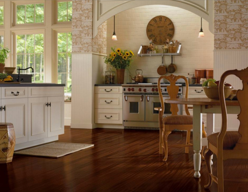 Klassisk inredning av ett stort kök med öppen planlösning, med en undermonterad diskho, luckor med infälld panel, vita skåp, granitbänkskiva, vitt stänkskydd, stänkskydd i tegel, rostfria vitvaror, mörkt trägolv och en köksö