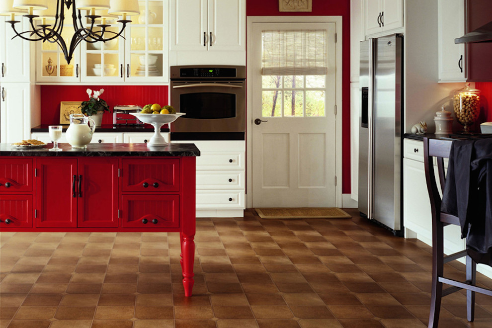 Einzeilige Landhaus Wohnküche mit Kassettenfronten, weißen Schränken, Küchenrückwand in Rot, Küchengeräten aus Edelstahl, Vinylboden, Kücheninsel und braunem Boden in Orlando
