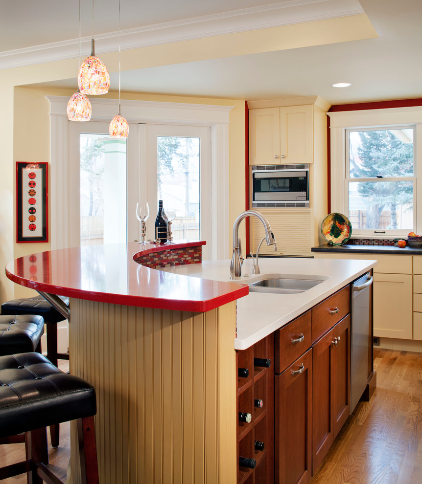 Klassische Küche mit Doppelwaschbecken, Schrankfronten mit vertiefter Füllung, hellbraunen Holzschränken und roter Arbeitsplatte in Denver