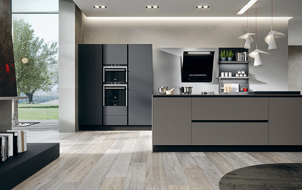 Exempel på ett stort modernt kök och matrum, med grå skåp, rostfria vitvaror, mellanmörkt trägolv och en köksö